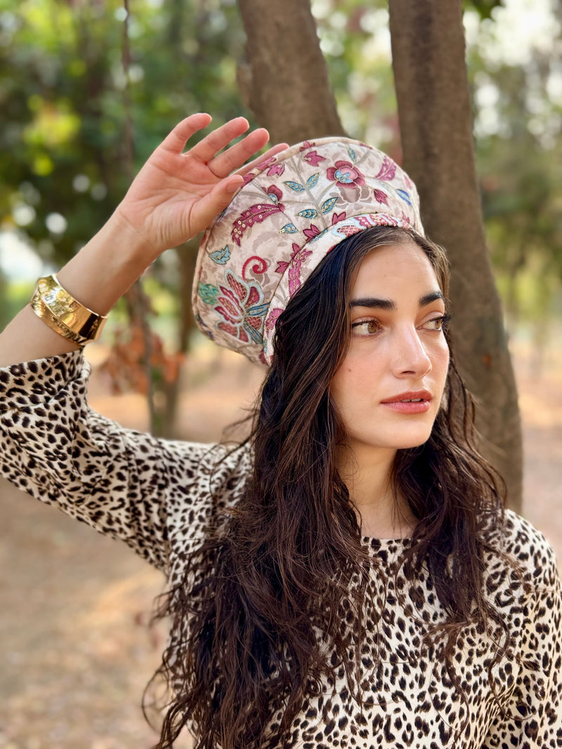 כובע שיק רקום בז׳ פרחים (7900037054640)