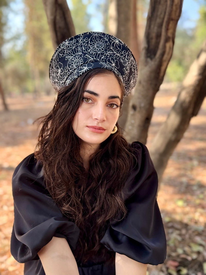 כובע שיק כותנה רקומה שחור לבן (7900040528048)