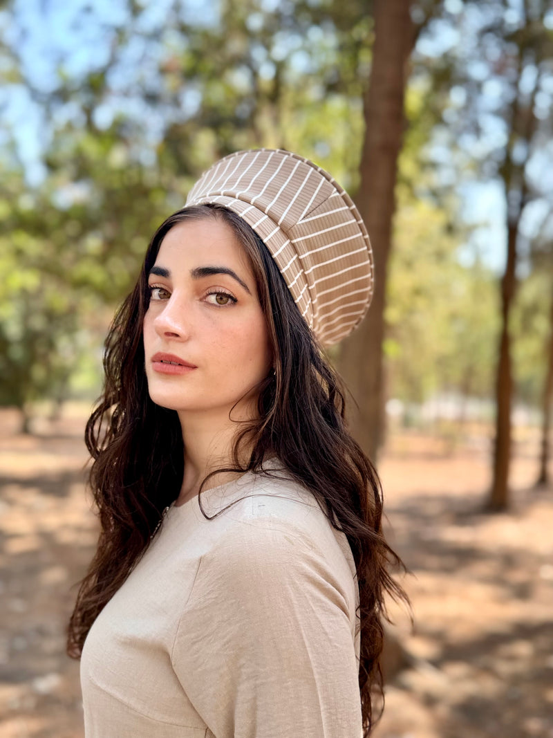 ⁨⁨⁨⁨ כובע שיק קומפורט פסים בז׳ לבן ⁩⁩⁩⁩ (7878141542576)