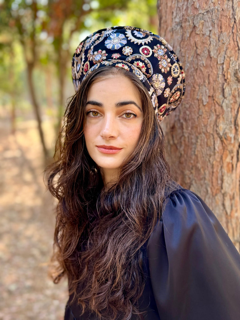 כובע שיק רקום עיגולים שחור תכלת (7900036104368)
