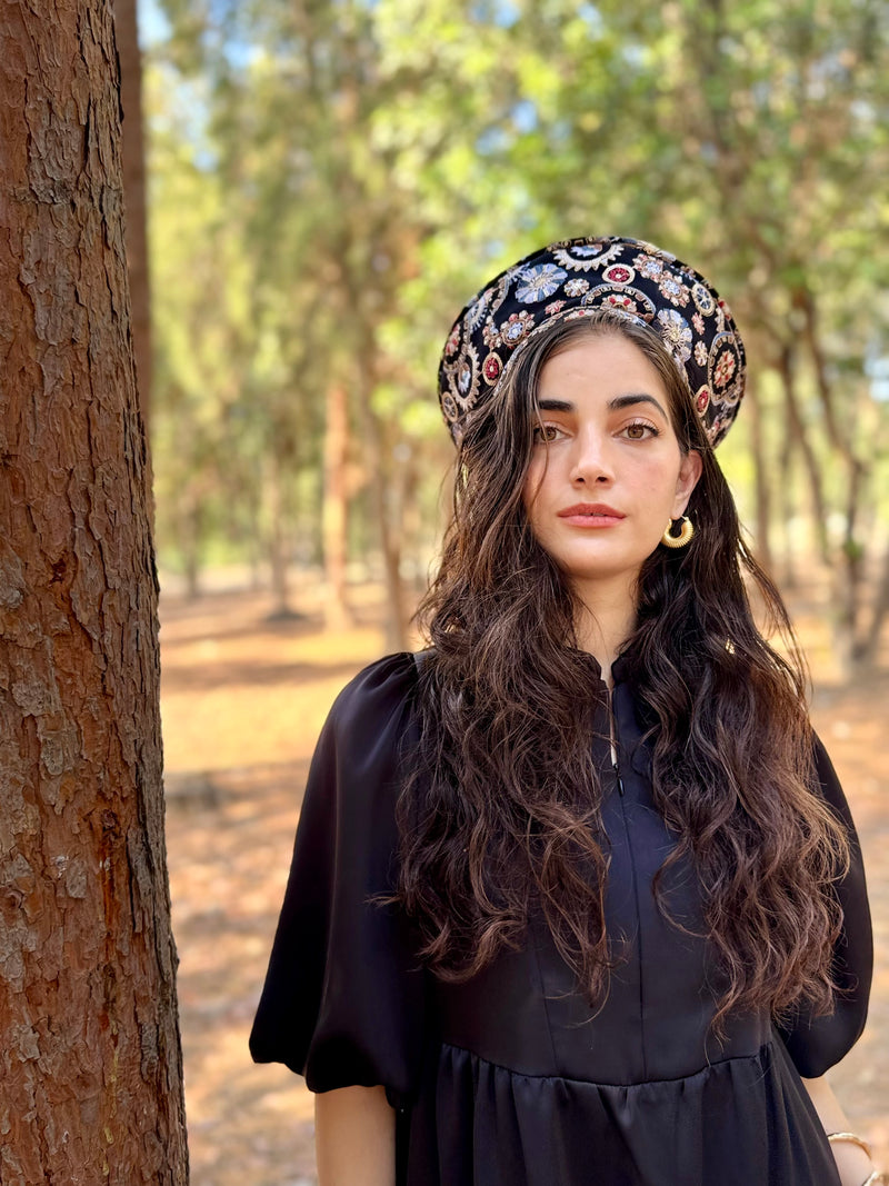כובע שיק רקום עיגולים שחור תכלת (7900036104368)