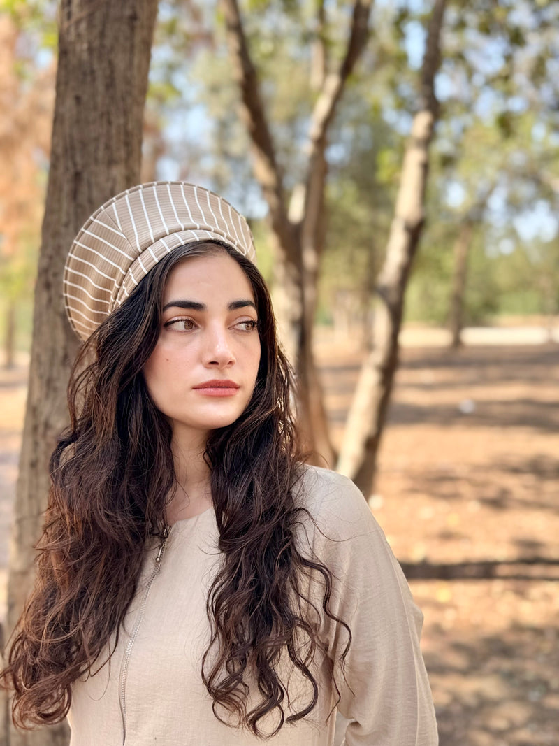 ⁨⁨⁨⁨ כובע שיק קומפורט פסים בז׳ לבן ⁩⁩⁩⁩ (7878141542576)