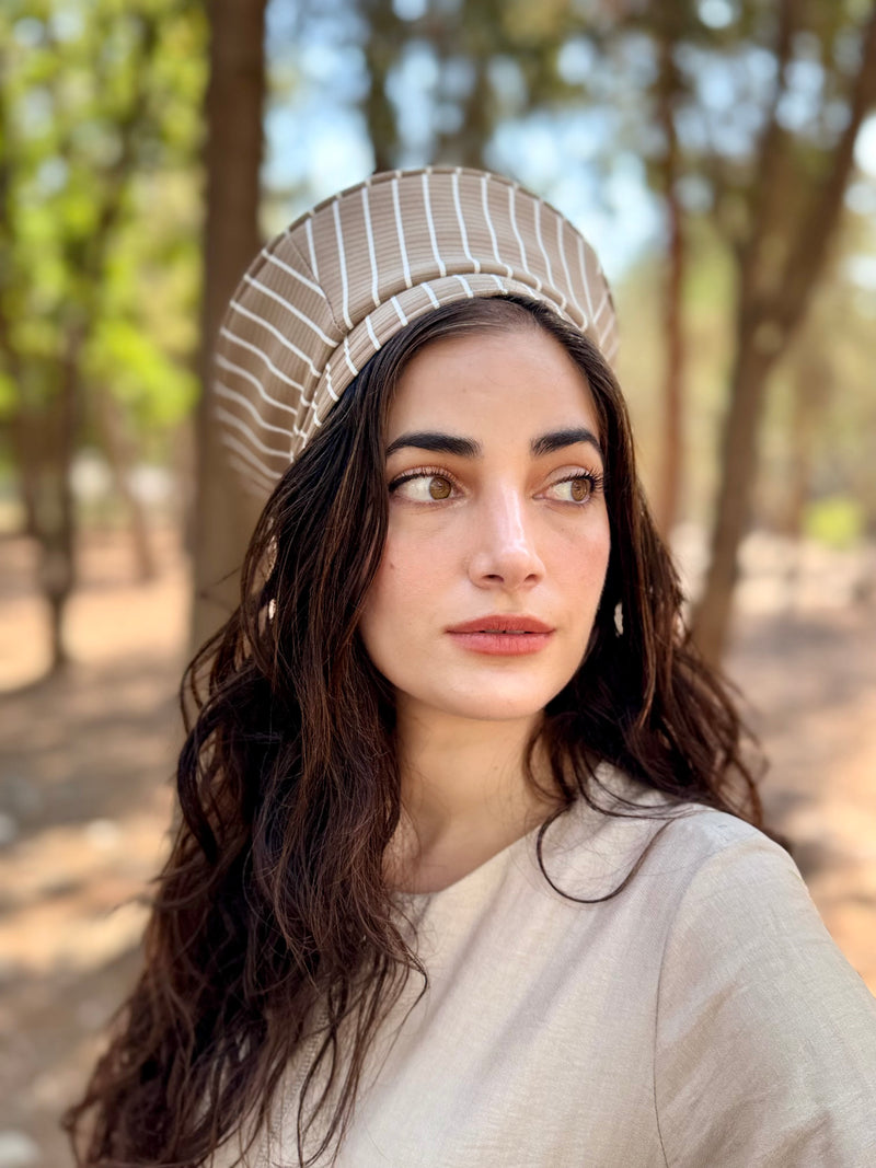 ⁨⁨⁨⁨ כובע שיק קומפורט פסים בז׳ לבן ⁩⁩⁩⁩ (7878141542576)