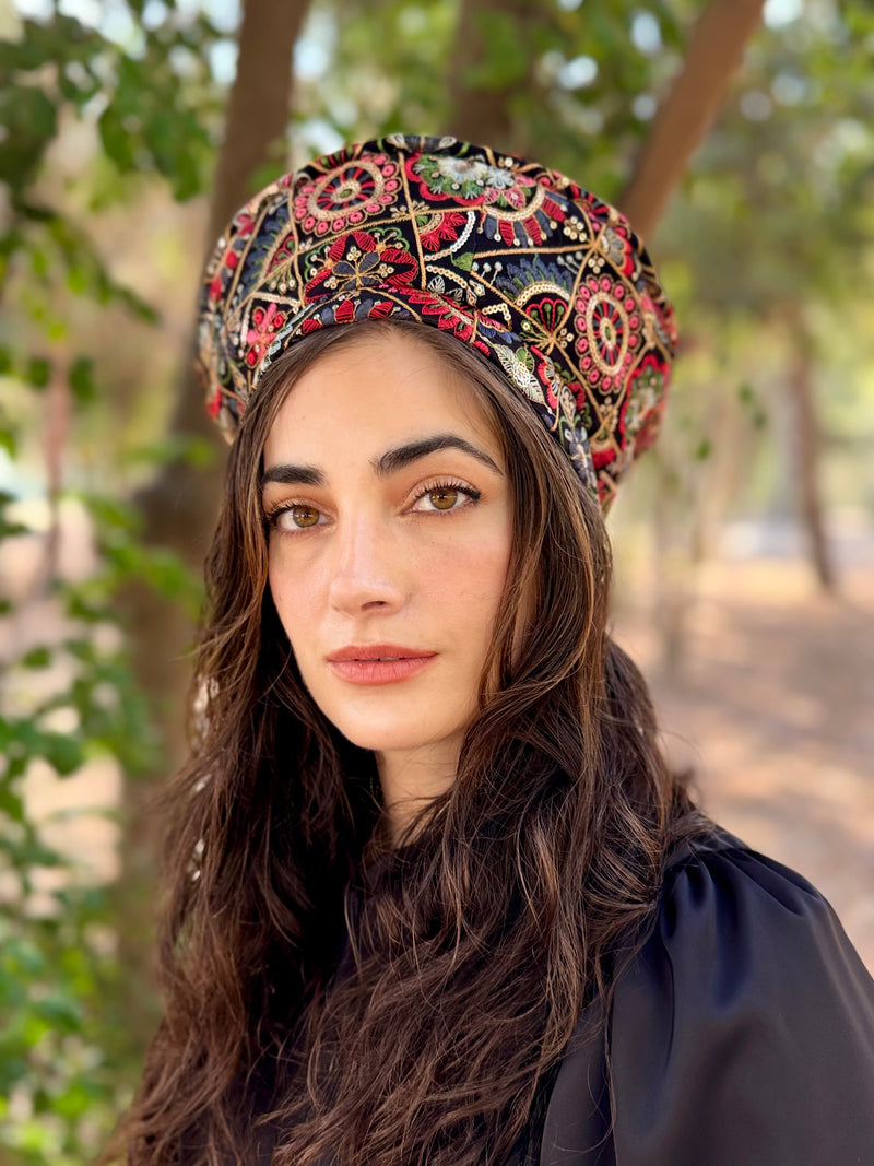 כובע שיק רקום עיגולים שחור אדום (7900036235440)