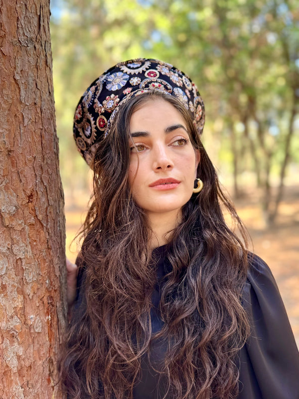 כובע שיק רקום עיגולים שחור תכלת (7900036104368)