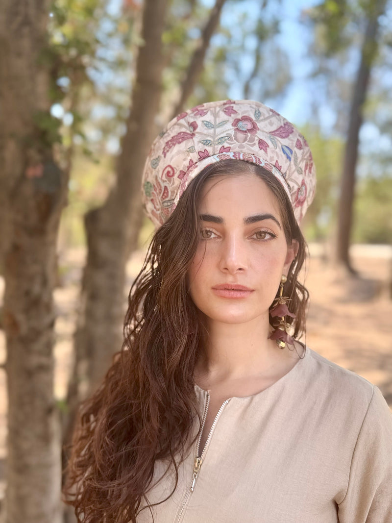 כובע שיק רקום בז׳ פרחים (7900037054640)