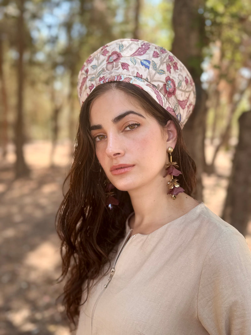כובע שיק רקום בז׳ פרחים (7900037054640)