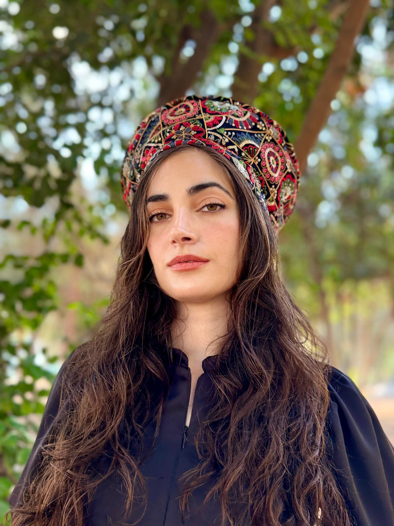 כובע שיק רקום עיגולים שחור אדום (7900036235440)