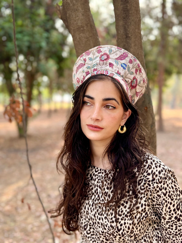 כובע שיק רקום בז׳ פרחים (7900037054640)