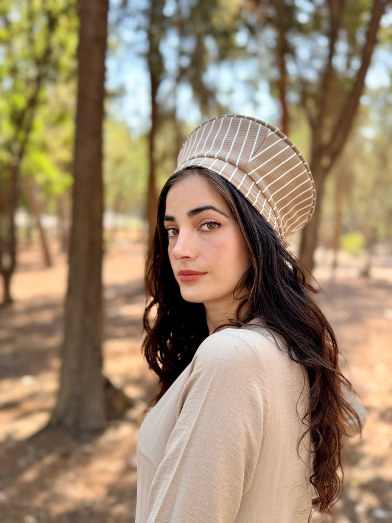 ⁨⁨⁨⁨ כובע שיק קומפורט פסים בז׳ לבן ⁩⁩⁩⁩ (7878141542576)