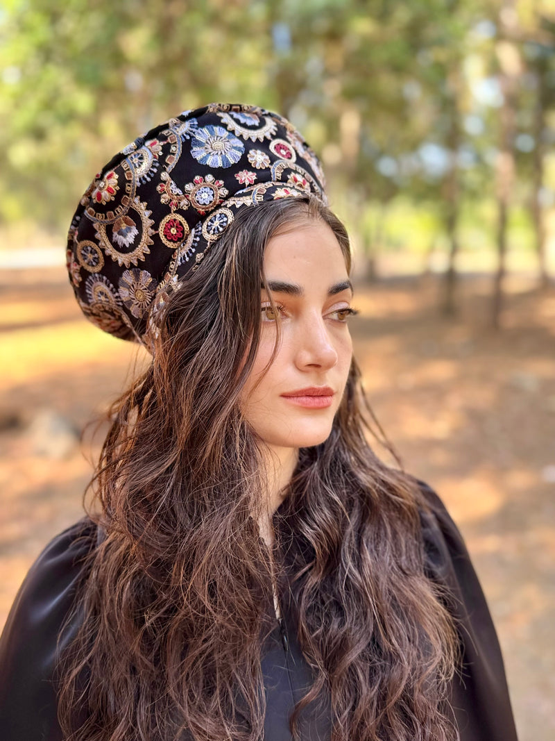 כובע שיק רקום עיגולים שחור תכלת (7900036104368)