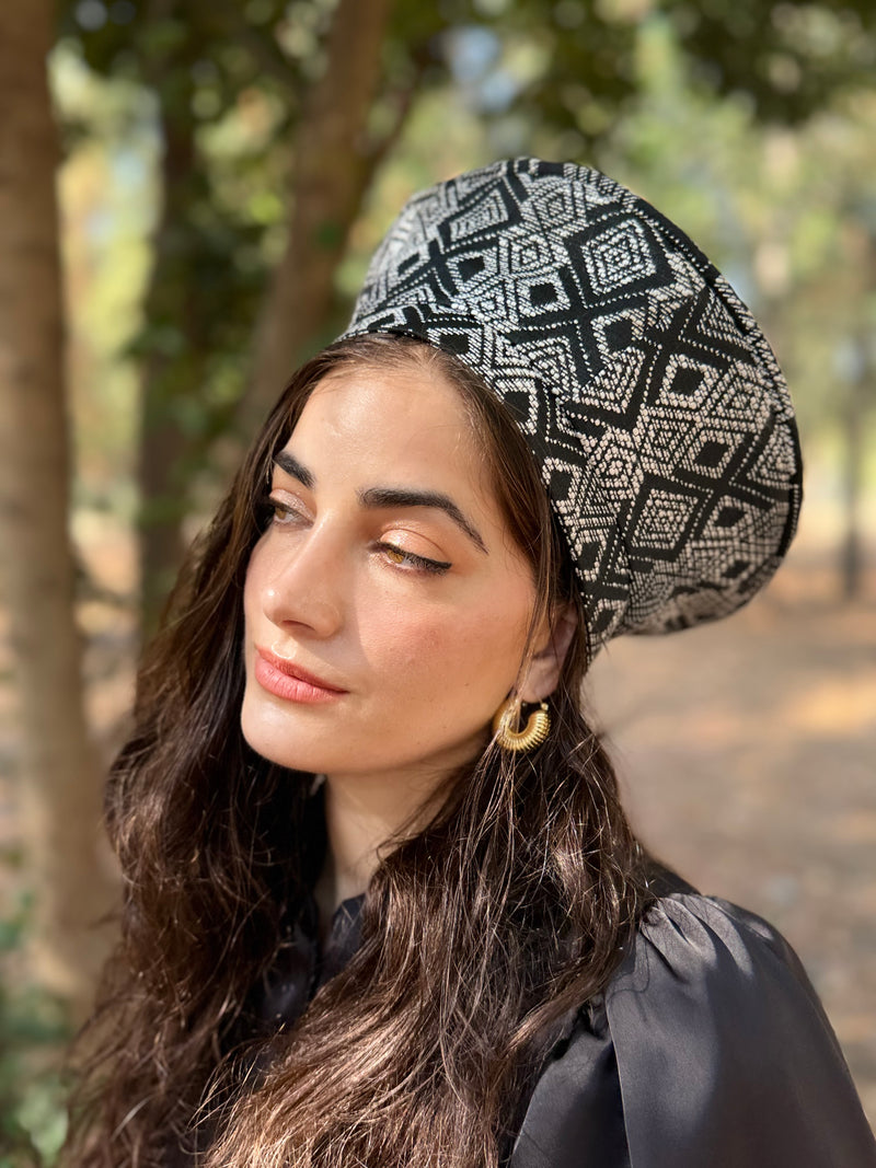 כובע שיק מעויינים שחור לבן (7900039970992)